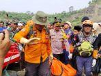 proses-evakuasi-tiga-orang-tenggelam-di-danau-kuari.jpg