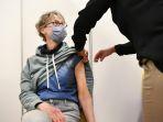 seorang-dokter-umum-memberikan-dosis-vaksin-astrazeneca-covid-19.jpg