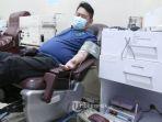 seorang-penyintas-covid-19-mendonorkan-plasma-konvalesen-di-unit-transfusi-darah-utd.jpg