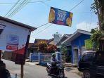 seorang-warga-jalan-burujul-i-kota-tasikmalaya-memasang-spanduk-peringatan-adanya-tuyul.jpg