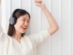 seseorang-dengan-suasana-hati-yang-baik-serotonin.jpg