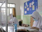 siswa-kelas-vii-smp-n-9-semarang-sedang-mengikuti-proses-belajar-tatap-muka-covid.jpg