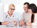 suami-istri-konsultasi-dengan-dokter.jpg