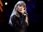 taylor-swift-tampil-di-atas-panggung.jpg