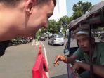 viral-sopir-bajaj-pintar-bahasa-inggris.jpg