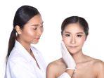 wanita-konsultasi-dengan-dokter-kecantikan.jpg