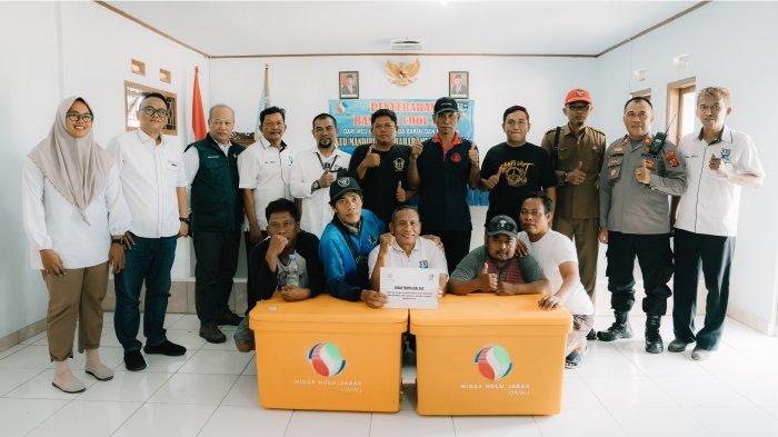 PT MUJ ONWJ Gulirkan CSR Pemberian Cool Box bagi Nelayan Blanakan Kabupaten Subang