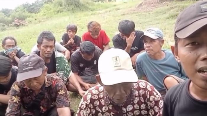 TERLANTAR - 13 pekerja asal Garut dan Tasikmalaya terlantar di Kecamatan Sungai Raya, Kabupaten Kubu Raya, Kalimantan Barat. Mereka diduga jadi korban pelanggaran hak pekerja setelah diiming-imingi bekerja di perkebunan sawit.