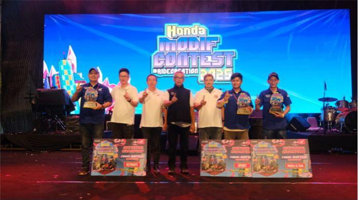 Jajaran management PT Astra Honda Motor dan PT Daya Adicipta Motora selaku main dealer sepeda motor Honda wilayah Jawa Barat berfoto bersama dengan para pemenang Honda Modif Contest 2025. Foto bersama dilakukan setelah pemberian hadiah secara langsung kepada para pemenang di gelaran puncak Honda Bikers Day 2025 (15/11).