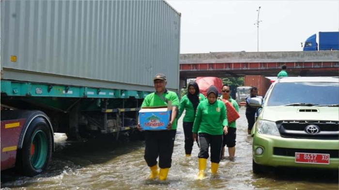 Pemprov Jateng Salurkan Bantuan Makan untuk Pengemudi Truk Terjebak Banjir