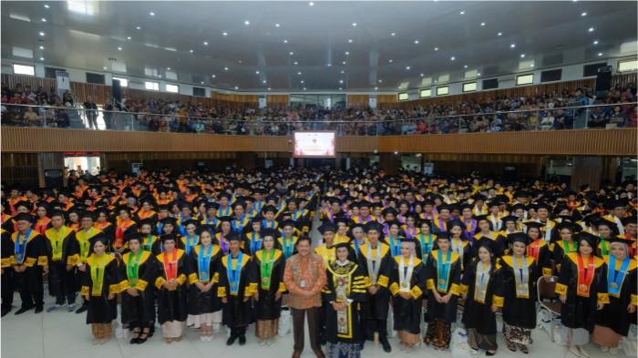 Wisuda Periode IV Rektor Intiyas Lepas 1.238 Creative Minority Tangguh & Berkontribusi Bagi Bangsa