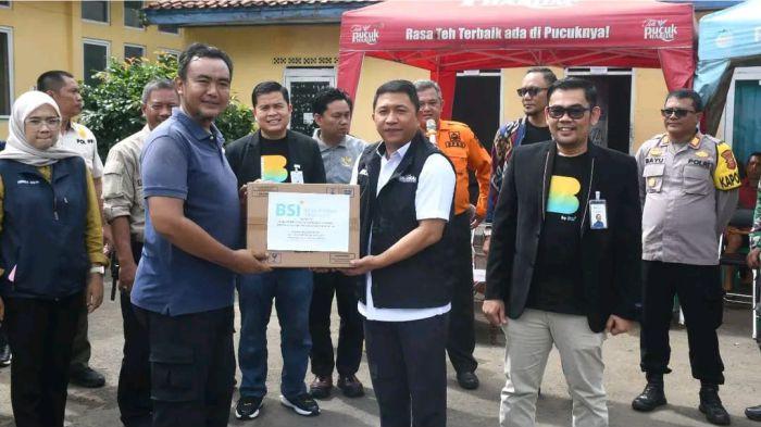 2 Bantuan kemanusiaan diserahkan secara simbolis oleh BSI kepada Wakil Bupati Sukabumi, H Andreas