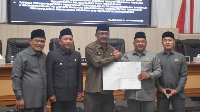 2 Bupati Sukabumi H Asep Japar bersama Wakil Bupati H Andreas menghadiri rapat paripurna