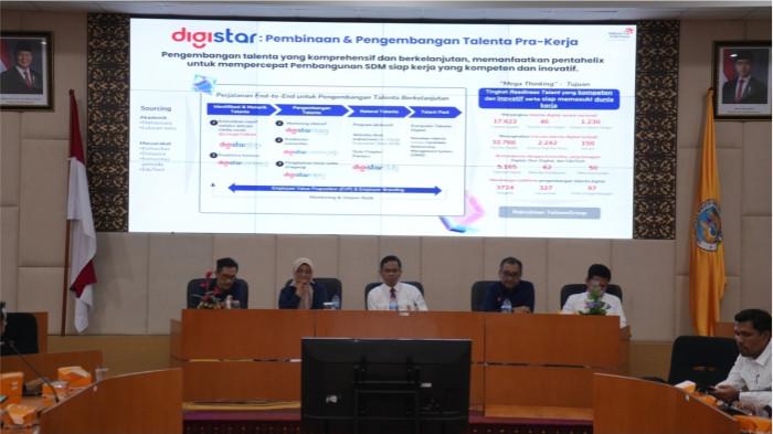 2 Direktur Utama Telkom Dian Siswarini saat memberikan pemaparan