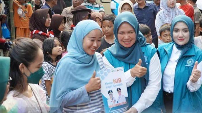 2 Hj Iim Maemunah Suherman saat ini menjabat sebagai penasihat Gabungan Organisasi Wanita