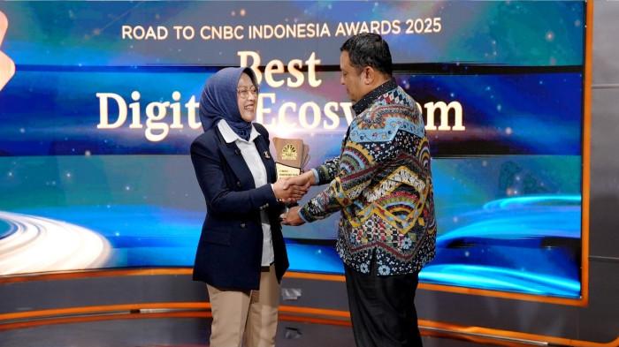 2 OVP Enterprise Regional Management Telkom Reni Yustiani saat menerima penghargaan
