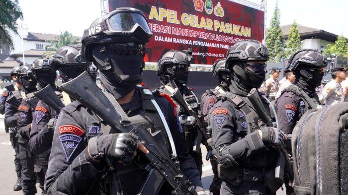 Pasukan Korps Brimob mengikuti Apel Gelar Pasukan Operasi Mantap Brata Lodaya 2023-2024 di depan Gedung Sate, Jalan Diponegoro, Kota Bandung, Jawa Barat, Selasa (17/10/2023).