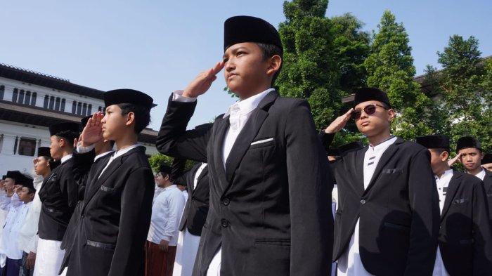 Para santri mengikuti Apel Hari Santri 2024 Tingkat Provinsi Jawa Barat, di halaman Gedung Sate, Jalan Diponegoro, Kota Bandung, Jawa Barat, Selasa (22/10/2024).