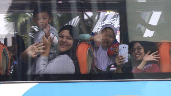 Sejumlah peserta mengikuti Mudik Gratis Lebaran 2025 dari Bandung ke Jawa Tengah menggunakan bus pariwisata di Kodiklat TNI AD, Jalan Aceh, Kota Bandung, Jawa Barat, Kamis (27/3/2025).