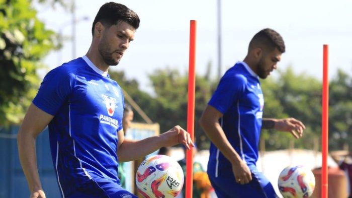 Pemain asing anyar, Julio Cesar (kiri), menjalani latihan perdananya bersama Persib Bandung, di Lapangan Pendamping Stadion Gelora Bandung Lautan Api (GBLA), Gedebage, Kota Bandung, Jawa Barat, Kamis (10/7/2025).