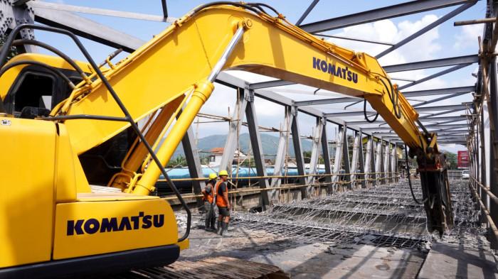 Petugas menggunakan alat berat menghancurkan permukaan aspal dan bantalan beton di Jembatan Citarum Baru, Kecamatan Dayeuhkolot, Kabupaten Bandung, Jawa Barat, Senin (28/7/2025).