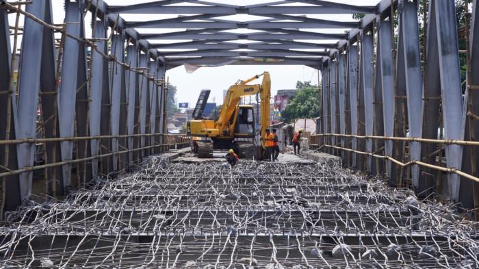 Petugas menggunakan alat berat menghancurkan permukaan aspal dan bantalan beton di Jembatan Citarum Baru, Kecamatan Dayeuhkolot, Kabupaten Bandung, Jawa Barat, Senin (28/7/2025).