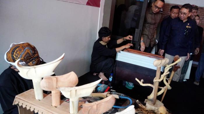 Menteri Kebudayaan RI, Fadli Zon melihat workshop pembuatan warangka dan pemeliharaan benda pusaka keris pada Pameran Nasional Pusaka Nusantara di Museum Sri Baduga, Kota Bandung, Jawa Barat, Selasa (29/7/2025).