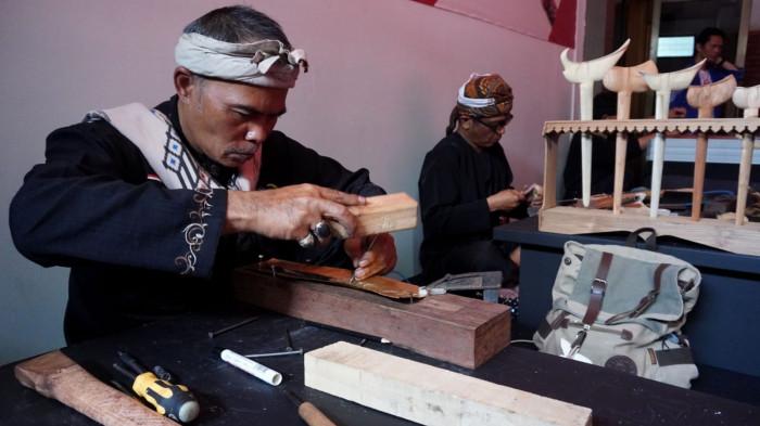 Perajin keris membuat sarung keris atau warangka pada Pameran Nasional Pusaka Nusantara di Museum Sri Baduga, Kota Bandung, Jawa Barat, Selasa (29/7/2025).