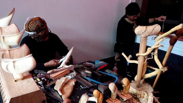 Perajin keris membuat sarung keris atau warangka pada Pameran Nasional Pusaka Nusantara di Museum Sri Baduga, Kota Bandung, Jawa Barat, Selasa (29/7/2025).