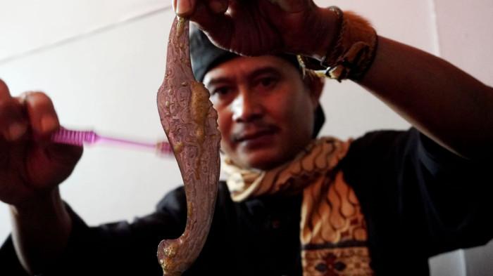 Perajin keris membersihkan sebilah keris yang sudah berkarat agar kembali mulus pada Pameran Nasional Pusaka Nusantara di Museum Sri Baduga, Kota Bandung, Jawa Barat, Selasa (29/7/2025).