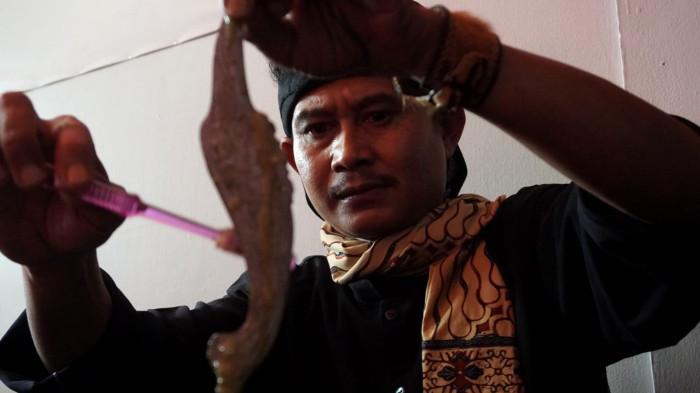 Perajin keris membersihkan sebilah keris yang sudah berkarat agar kembali mulus pada Pameran Nasional Pusaka Nusantara di Museum Sri Baduga, Kota Bandung, Jawa Barat, Selasa (29/7/2025).