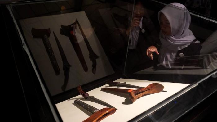 Pengunjung melihat sejumlah koleksi benda pusaka pada Pameran Nasional Pusaka Nusantara di Museum Sri Baduga, Kota Bandung, Jawa Barat, Selasa (29/7/2025).