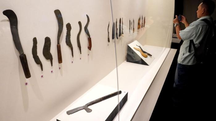 Pengunjung melihat sejumlah koleksi benda pusaka pada Pameran Nasional Pusaka Nusantara di Museum Sri Baduga, Kota Bandung, Jawa Barat, Selasa (29/7/2025).
