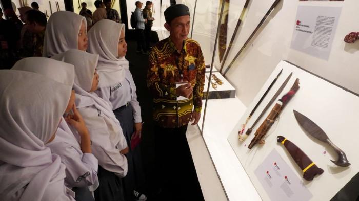 Pengunjung melihat sejumlah koleksi benda pusaka pada Pameran Nasional Pusaka Nusantara di Museum Sri Baduga, Kota Bandung, Jawa Barat, Selasa (29/7/2025).