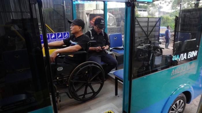 Seorang teknisi menyimulasikan fasilitas untuk mendukung penumpang disabilitas pada prototype Angkutan Kota Listrik Bandung (Angklung) di pabrik PT Marlip Indo Mandiri, Jalan Cipedes Dalam, Kelurahan Sukagalih, Kecamatan Sukajadi, Kota Bandung, Jawa Barat, Jumat (1/8/2025).