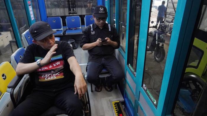 Seorang teknisi menyimulasikan fasilitas untuk mendukung penumpang disabilitas pada prototype Angkutan Kota Listrik Bandung (Angklung) di pabrik PT Marlip Indo Mandiri, Jalan Cipedes Dalam, Kelurahan Sukagalih, Kecamatan Sukajadi, Kota Bandung, Jawa Barat, Jumat (1/8/2025).