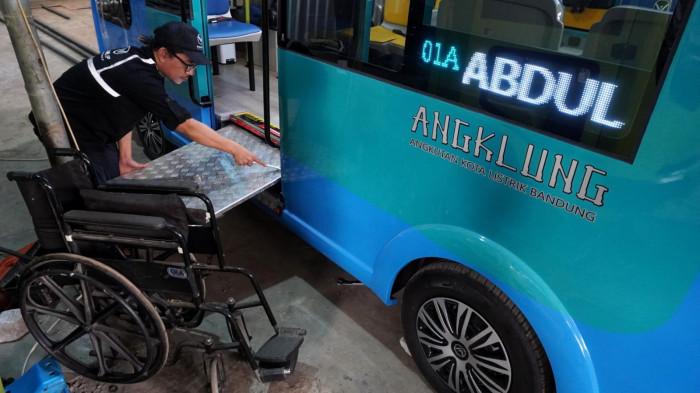 Seorang teknisi menyimulasikan fasilitas untuk mendukung penumpang disabilitas pada prototype Angkutan Kota Listrik Bandung (Angklung) di pabrik PT Marlip Indo Mandiri, Jalan Cipedes Dalam, Kelurahan Sukagalih, Kecamatan Sukajadi, Kota Bandung, Jawa Barat, Jumat (1/8/2025).