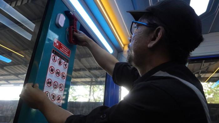 Seorang teknisi memasang alat pemecah kac pada prototype Angkutan Kota Listrik Bandung (Angklung) di pabrik PT Marlip Indo Mandiri, Jalan Cipedes Dalam, Kelurahan Sukagalih, Kecamatan Sukajadi, Kota Bandung, Jawa Barat, Jumat (1/8/2025).