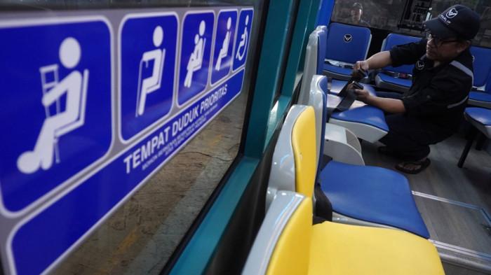 Seorang teknisi memasang sabuk pengaman pada prototype Angkutan Kota Listrik Bandung (Angklung) di pabrik PT Marlip Indo Mandiri, Jalan Cipedes Dalam, Kelurahan Sukagalih, Kecamatan Sukajadi, Kota Bandung, Jawa Barat, Jumat (1/8/2025).