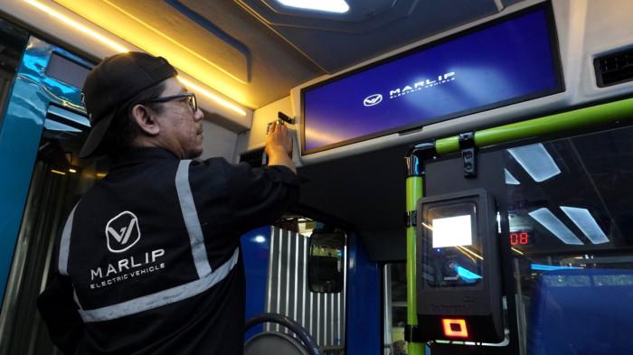 Seorang teknisi menyeting LCD TV pada prototype Angkutan Kota Listrik Bandung (Angklung) di pabrik PT Marlip Indo Mandiri, Jalan Cipedes Dalam, Kelurahan Sukagalih, Kecamatan Sukajadi, Kota Bandung, Jawa Barat, Jumat (1/8/2025).