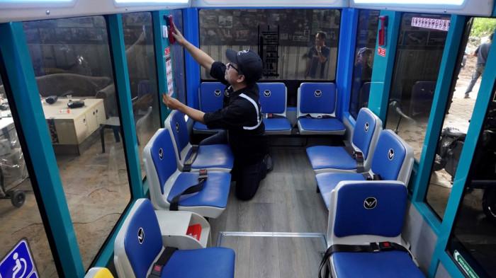 Seorang teknisi memasang alat pemecah kac pada prototype Angkutan Kota Listrik Bandung (Angklung) di pabrik PT Marlip Indo Mandiri, Jalan Cipedes Dalam, Kelurahan Sukagalih, Kecamatan Sukajadi, Kota Bandung, Jawa Barat, Jumat (1/8/2025).