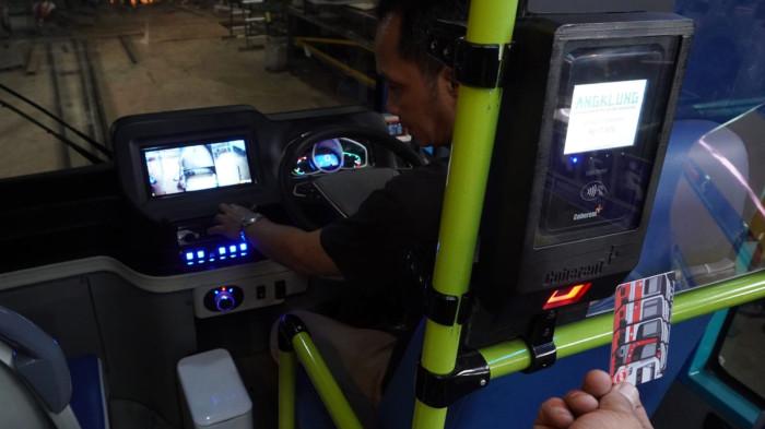 Seorang teknisi melakukan simulasi tap pembayaran nontunai pada prototype Angkutan Kota Listrik Bandung (Angklung) di pabrik PT Marlip Indo Mandiri, Jalan Cipedes Dalam, Kelurahan Sukagalih, Kecamatan Sukajadi, Kota Bandung, Jawa Barat, Jumat (1/8/2025).