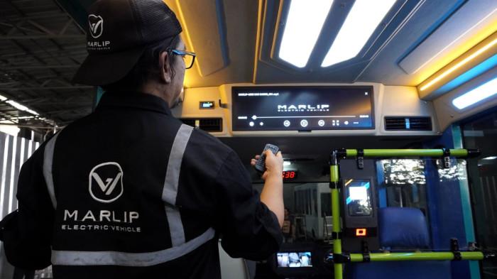 Seorang teknisi menyeting LCD TV pada prototype Angkutan Kota Listrik Bandung (Angklung) di pabrik PT Marlip Indo Mandiri, Jalan Cipedes Dalam, Kelurahan Sukagalih, Kecamatan Sukajadi, Kota Bandung, Jawa Barat, Jumat (1/8/2025).