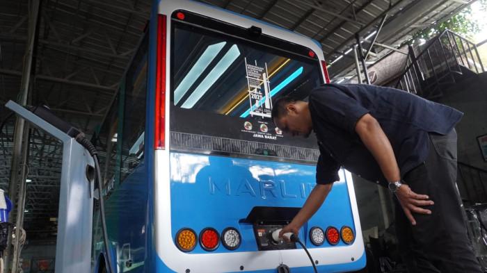 Seorang teknisi mengecas prototype Angkutan Kota Listrik Bandung (Angklung) di pabrik PT Marlip Indo Mandiri, Jalan Cipedes Dalam, Kelurahan Sukagalih, Kecamatan Sukajadi, Kota Bandung, Jawa Barat, Jumat (1/8/2025).