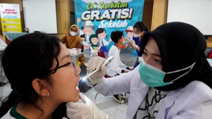 Pelajar mengikuti cek kesehatan saat pelaksanaan program Cek Kesehatan Gratis (CKG) Untuk Anak Sekolah Menengah Pertama di SMPN 5 Kota Bandung, Jawa Barat, Senin (4/8/2025).