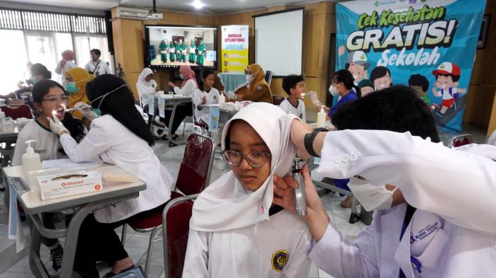 Pelajar mengikuti cek kesehatan saat pelaksanaan program Cek Kesehatan Gratis (CKG) Untuk Anak Sekolah Menengah Pertama di SMPN 5 Kota Bandung, Jawa Barat, Senin (4/8/2025).
