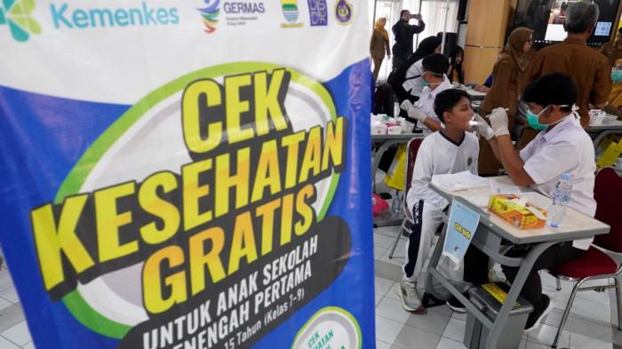 Pelajar mengikuti cek kesehatan saat pelaksanaan program Cek Kesehatan Gratis (CKG) Untuk Anak Sekolah Menengah Pertama di SMPN 5 Kota Bandung, Jawa Barat, Senin (4/8/2025).