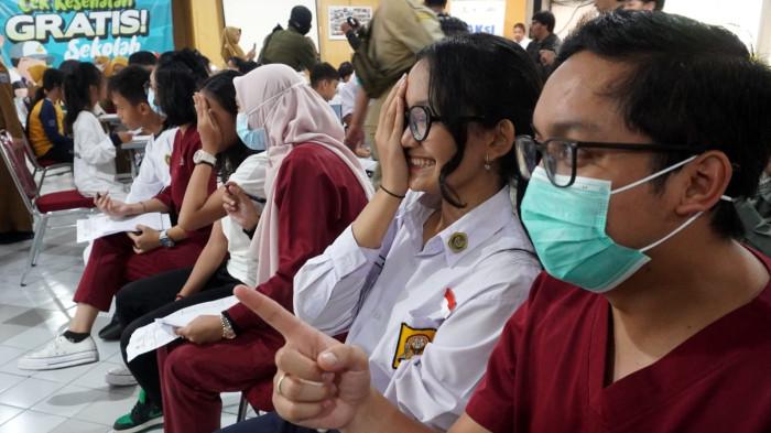 Pelajar mengikuti cek kesehatan saat pelaksanaan program Cek Kesehatan Gratis (CKG) Untuk Anak Sekolah Menengah Pertama di SMPN 5 Kota Bandung, Jawa Barat, Senin (4/8/2025).