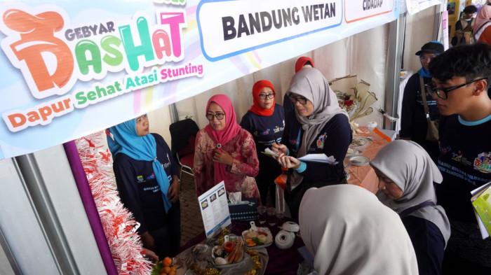 Dewan juri memberikan penilaian makanan sehat dan lezat hasil kreasi ibu-ibu peserta dalam Lomba Kreasi Menu Dapur Sehat Atasi Stunting (DASHAT) 2025, di Tamansari Laswi City, Kota Bandung, Jawa Barat, Rabu (6/8/2025).