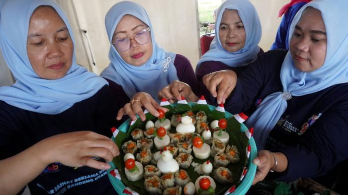 Ibu-ibu peserta membuat kreasi makanan sehat dan lezat untuk diikutsertakan dalam Lomba Kreasi Menu Dapur Sehat Atasi Stunting (DASHAT) 2025, di Tamansari Laswi City, Kota Bandung, Jawa Barat, Rabu (6/8/2025).